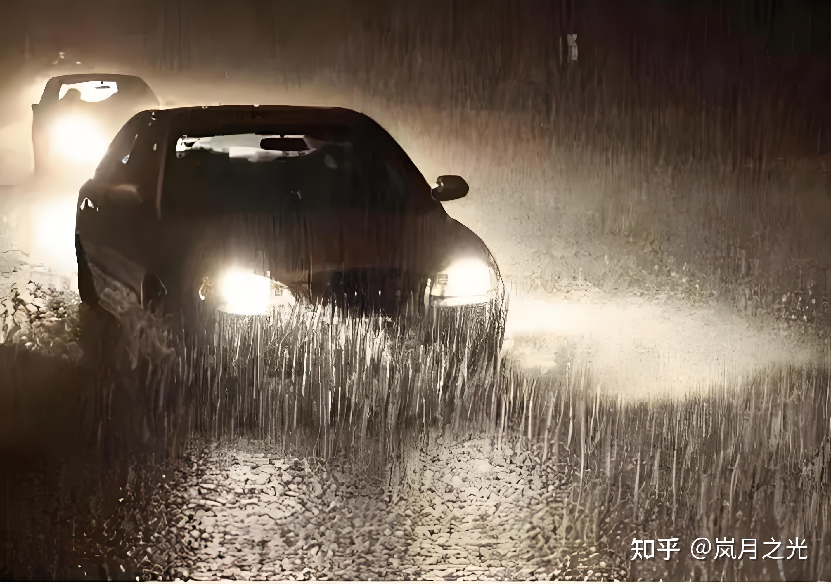 在下大雨天开车要注意什么?