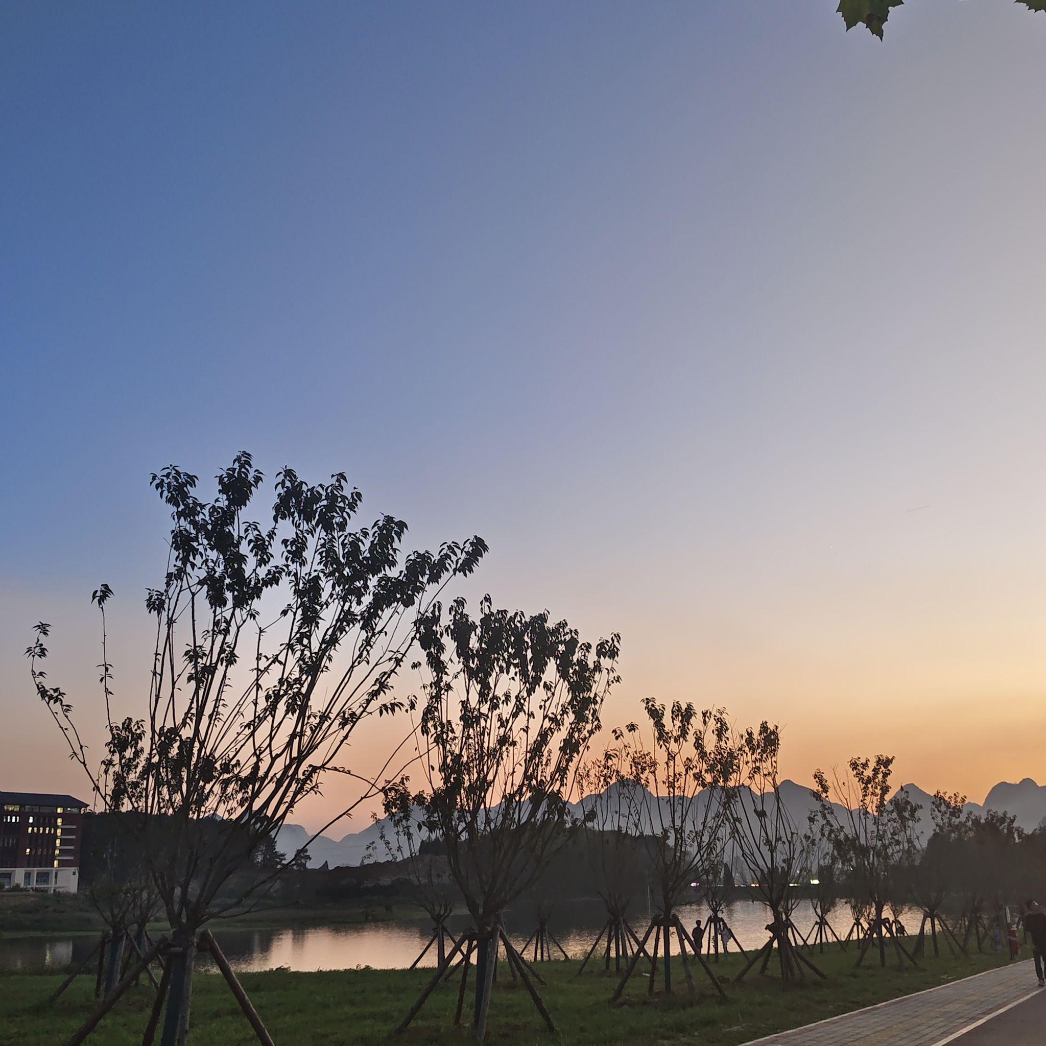 清晨5点钟时日出的第一缕阳光照进你的生活元气满满