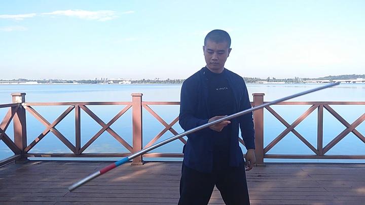 长棍最难练的转棍之一单指无限转棍武术教练教你要点