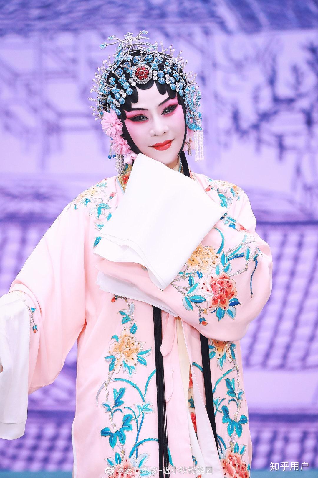 如何评价迟小秋老师的唱功