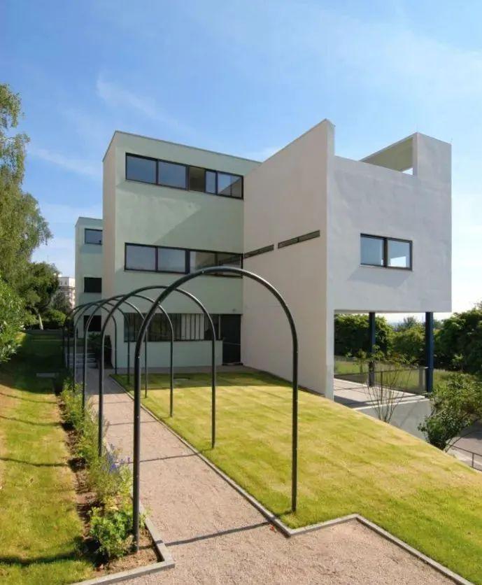 1927年包豪斯为什么将魏森霍夫"住宅"展设在斯图加特,他的举办和当时