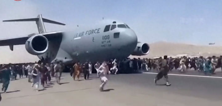 美军仓皇逃离阿富汗的照片, 数万平民扒飞机,至少三人从空中掉