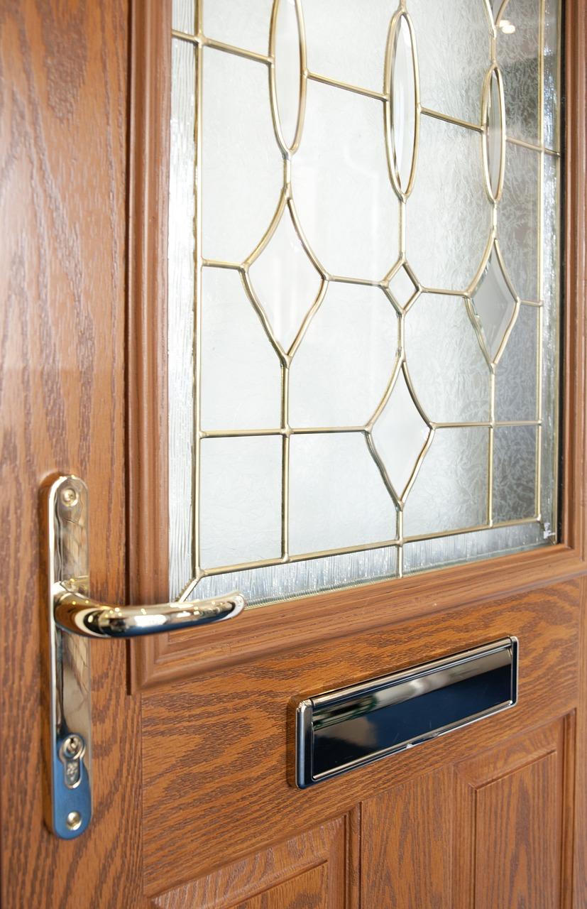 3. 清洁门缝除污垢