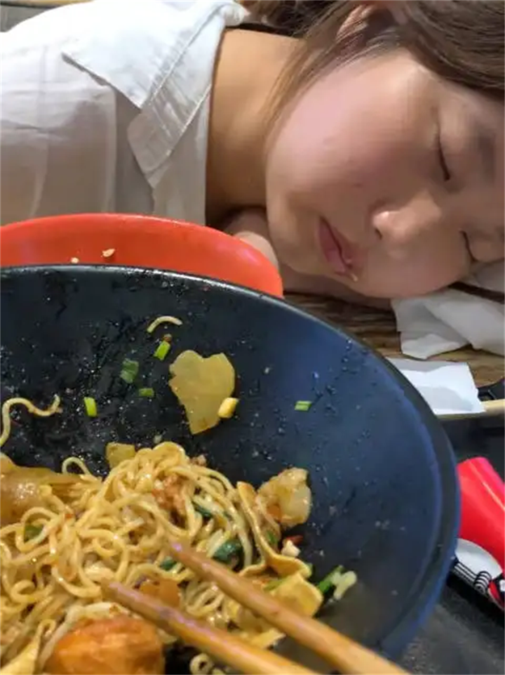 有个宝妈咨询：她孩子五岁，一吃完饭就要打瞌睡，每次都是这样，这到底怎么回事？ - 知乎