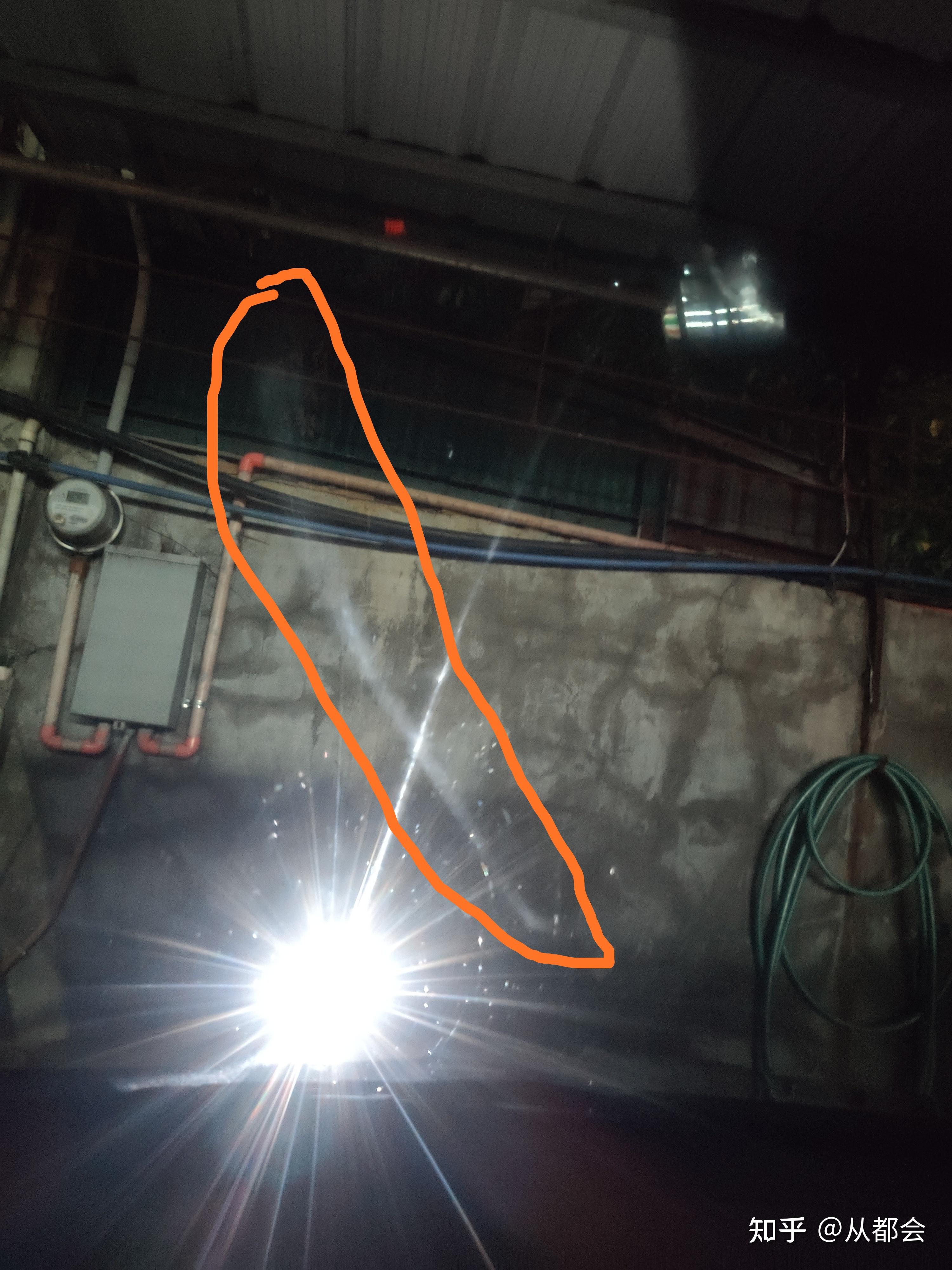 汽车挡风玻璃被雨刮器划成这样应该修复还是换新