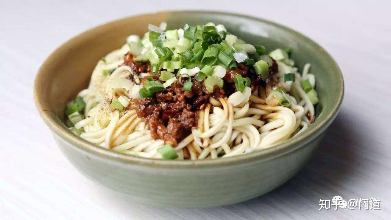 成都的素椒杂酱面和担担面有什么区别