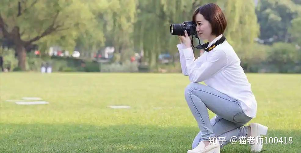 中国人帮老外拍照的时候单膝跪地的姿势拍合适吗