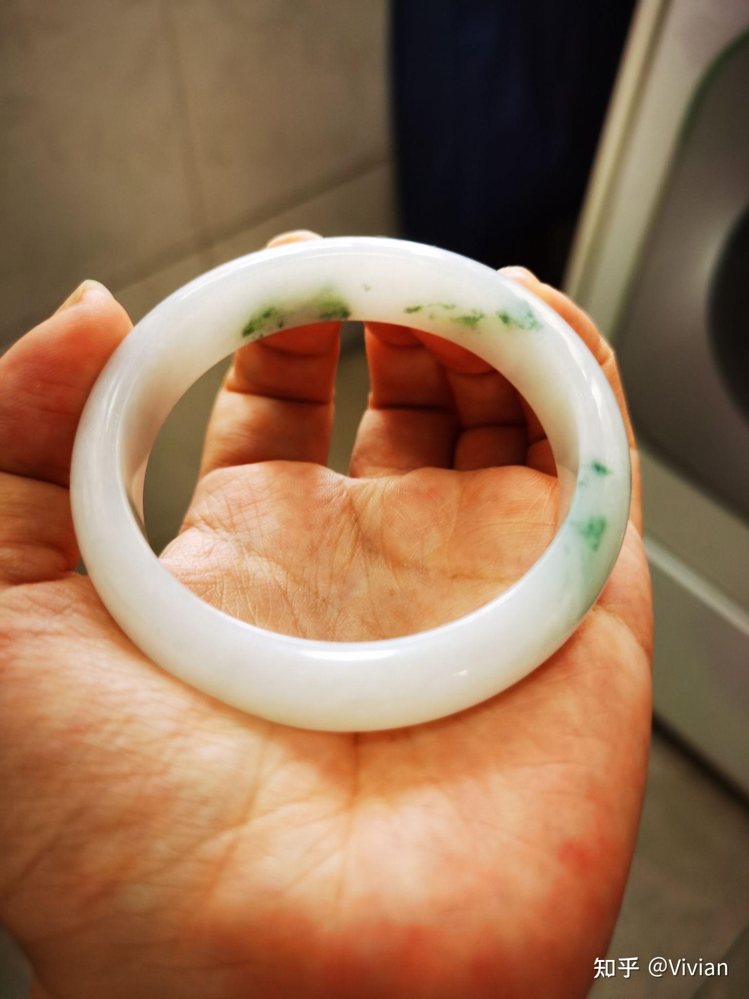 高糯化牛奶底的翡翠手镯多少钱