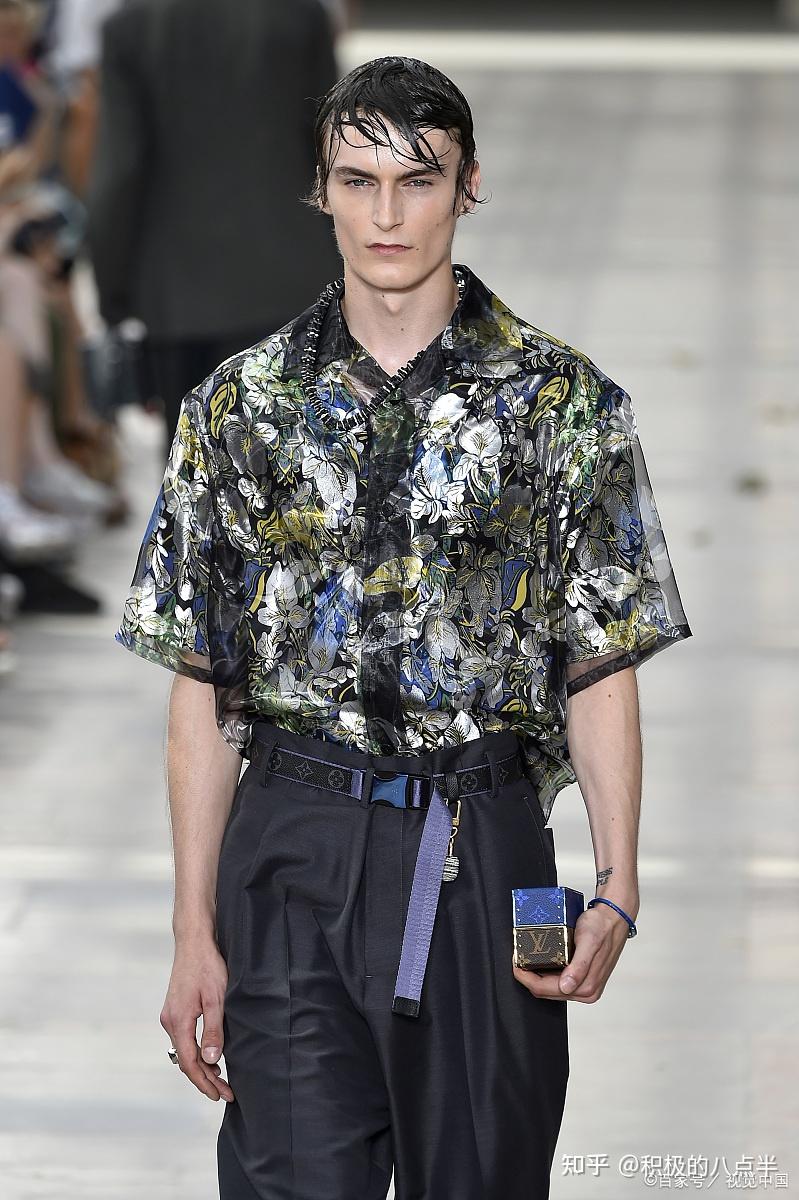 如何评价 2021 lv 春夏男装秀上吴亦凡的走秀穿搭造型?