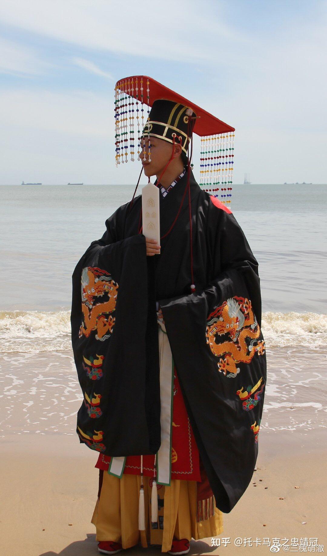 一位穿龙袍进入幼儿园的小男孩惊呆一众老师对于小孩子的服饰穿着如何