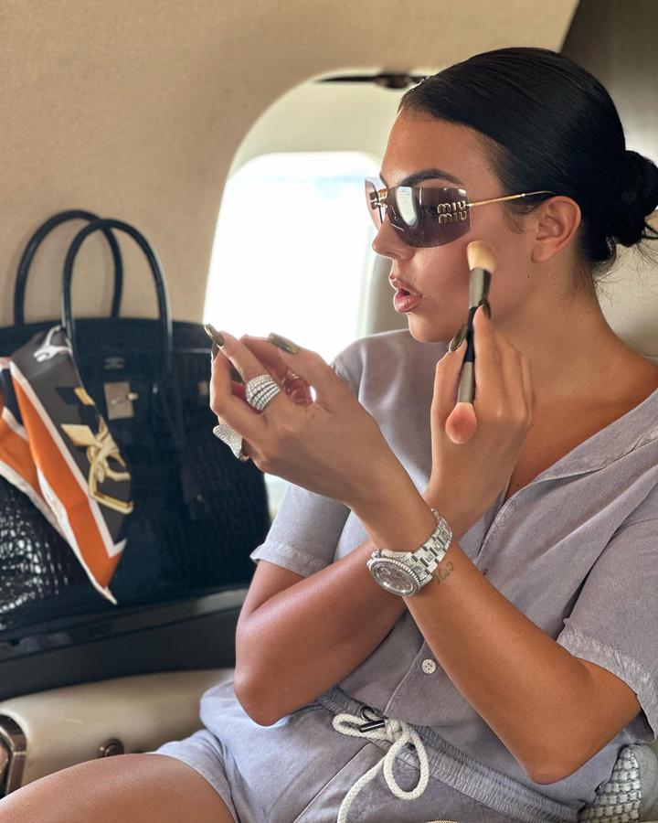 乔治娜真的炫富成瘾还在和c罗度假又晒私人飞机又晒新爱马仕
