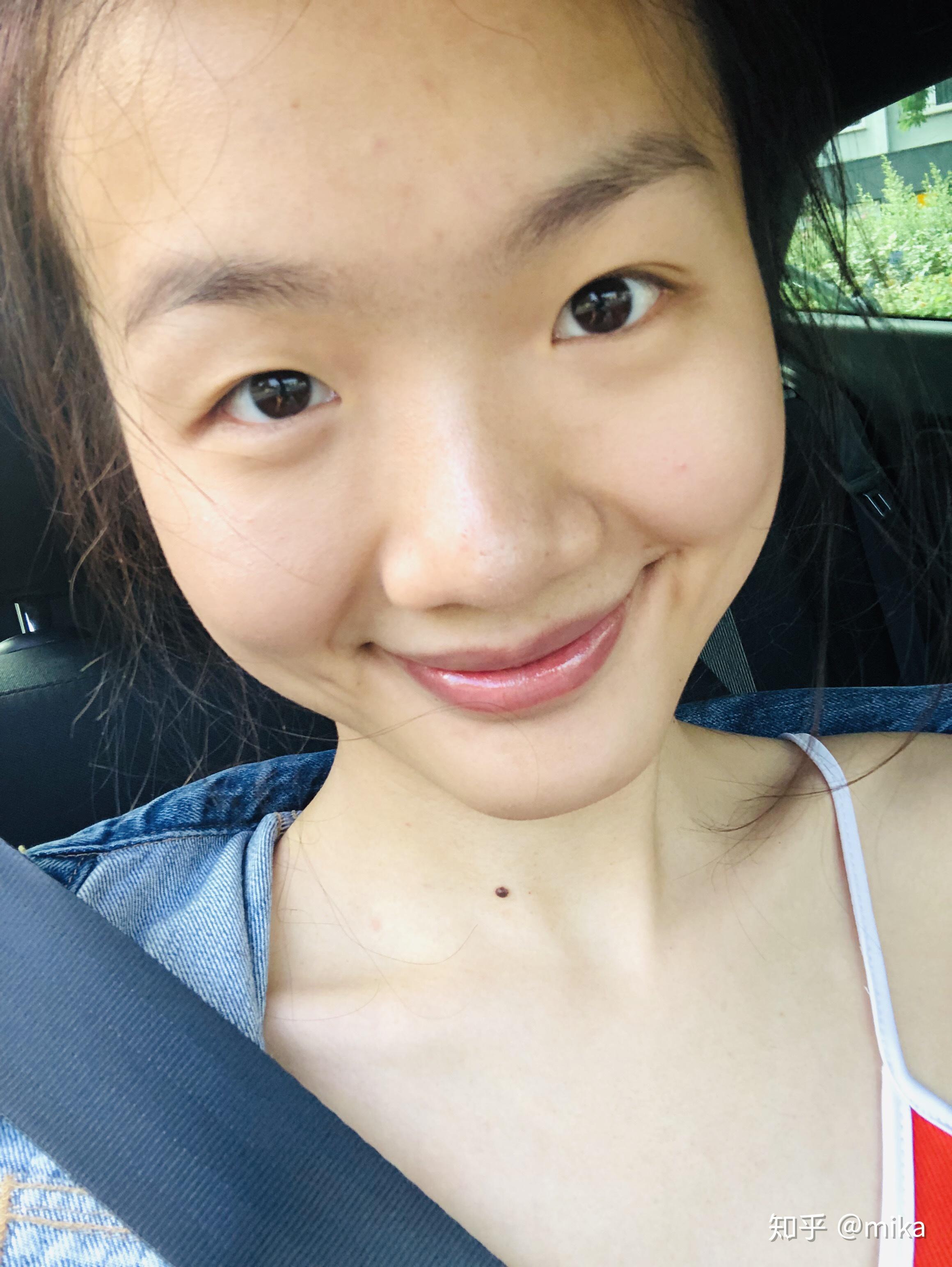 有没有那种单眼皮小眼睛塌鼻梁厚嘴唇但还挺好看的女生?