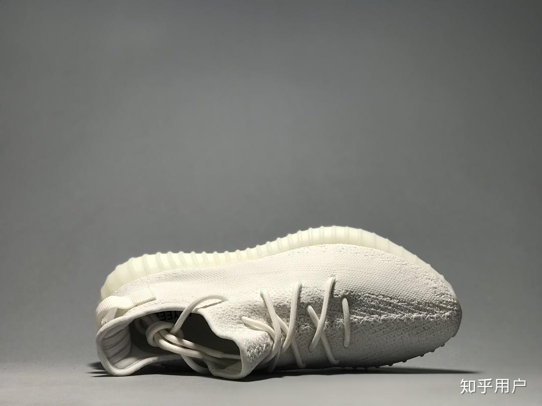 椰子350白冰激凌鞋后跟有一块黄色的正常嘛