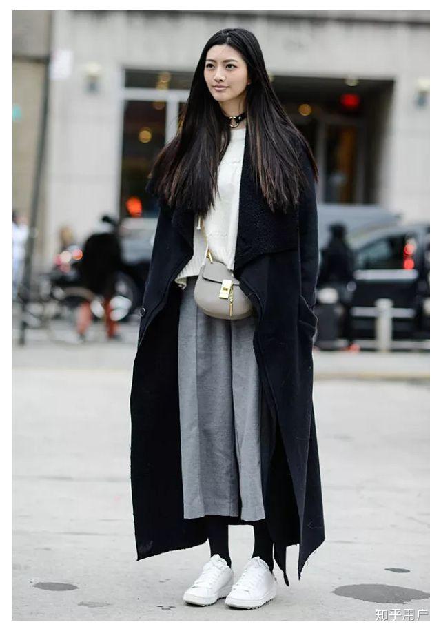 黑色的连裤袜累什么样的运动鞋好看?