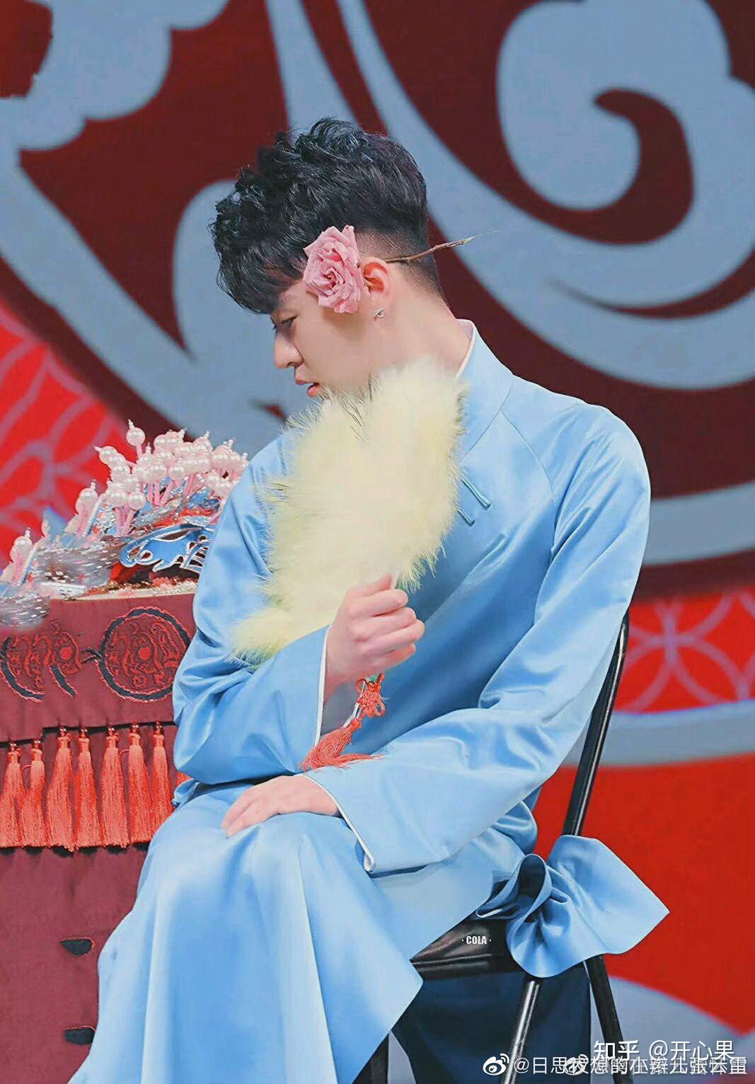 你觉得张云雷拿扇子的照片哪张最好看? - 知乎