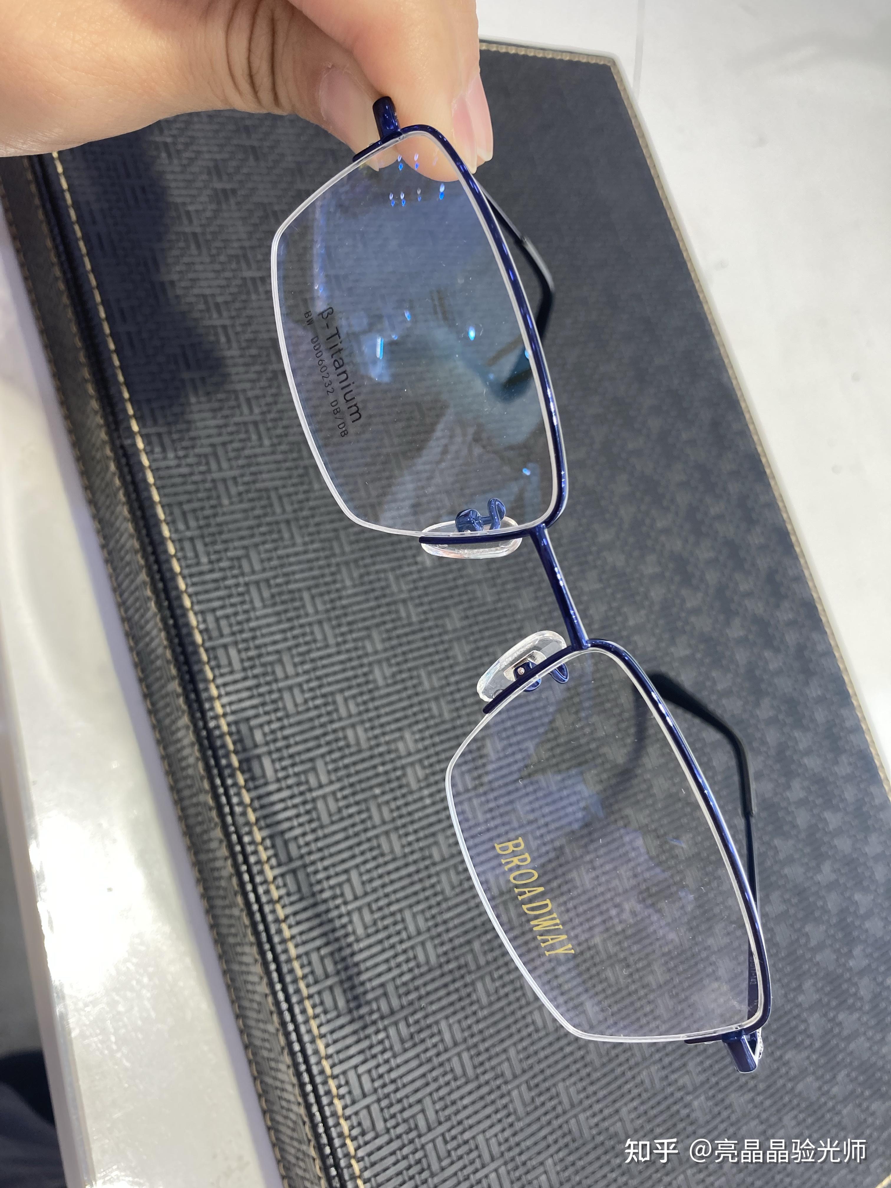 刚在宝岛眼镜店配了个半框眼镜镜架是百老汇光学镜这个牌子咋样