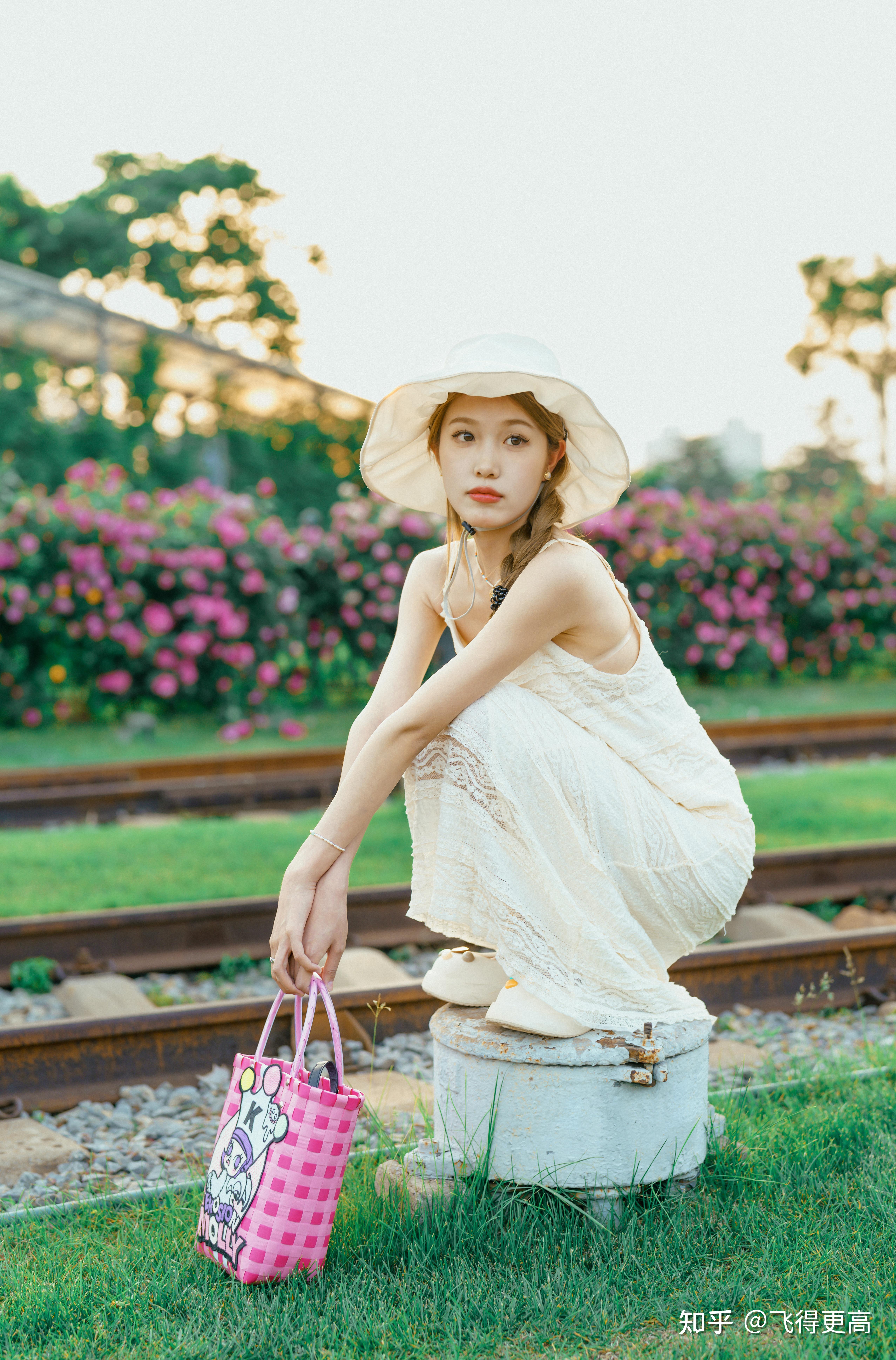 50mm 是最接近人眼效果的焦距,可很多人像摄影都是用的85mm焦距