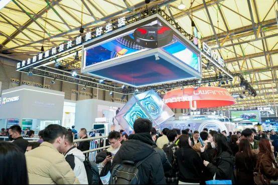 不止会清洁,更会“思考”!萤石Stella星辰系列AI蒸汽洗地机器人AWE首发