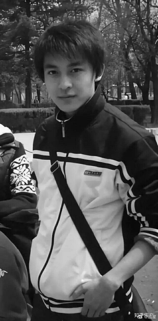 李佳航年轻的时候那么帅好像还是校草怎么现在跑偏了