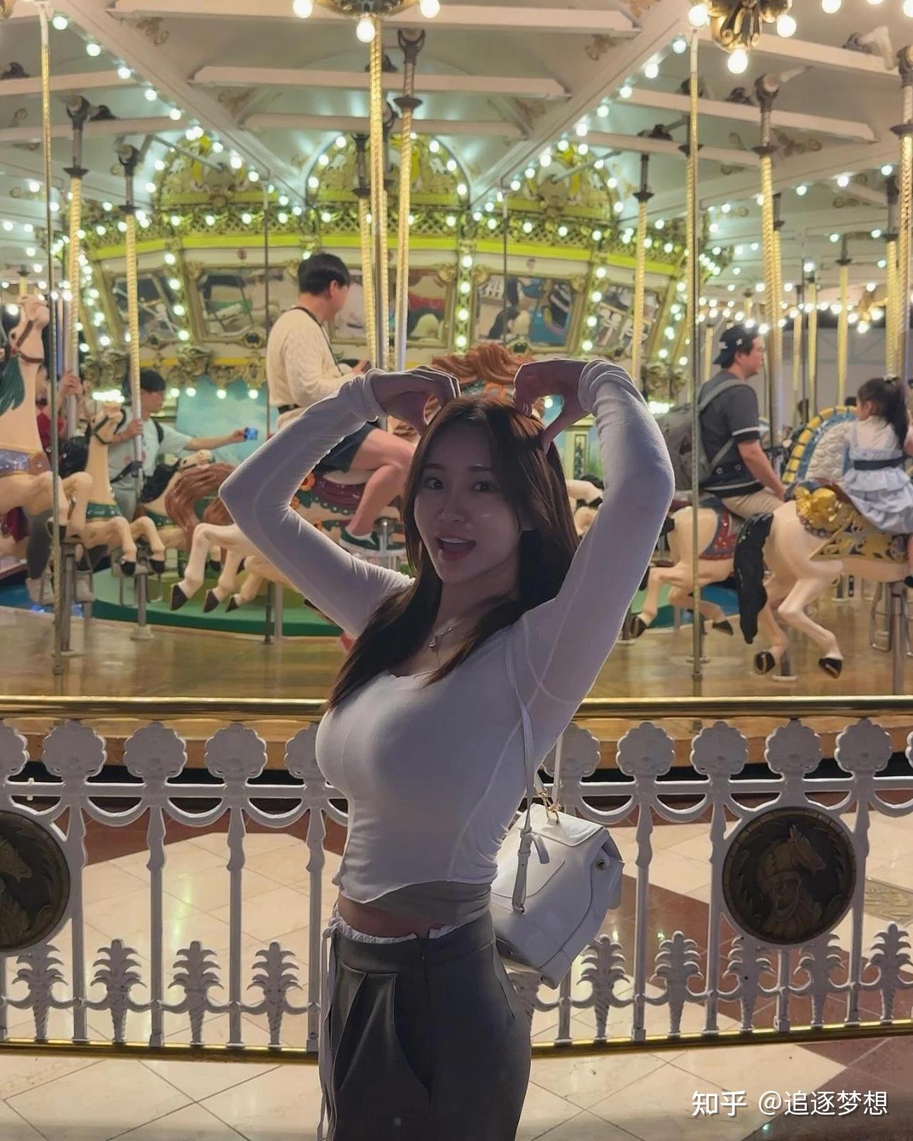 顶级少妇！波涛汹涌，美得让人心动，堪称是人间尤物 …