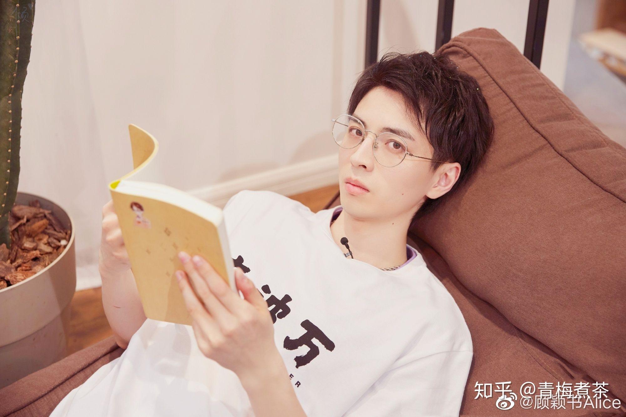 为什么蒲熠星明明戴眼镜更好看(简直神颜)现在却开始不戴眼镜并画很浓