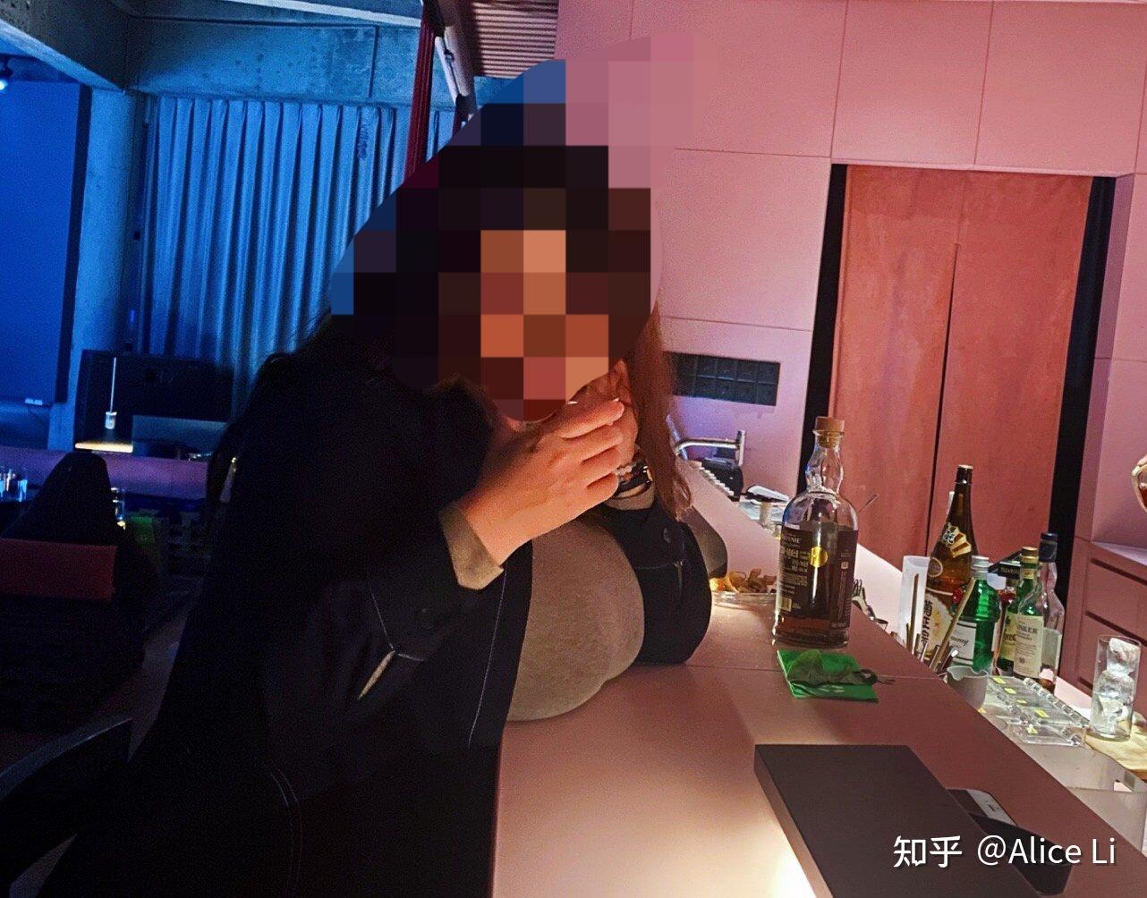 把胸放桌上是一种怎样的体验