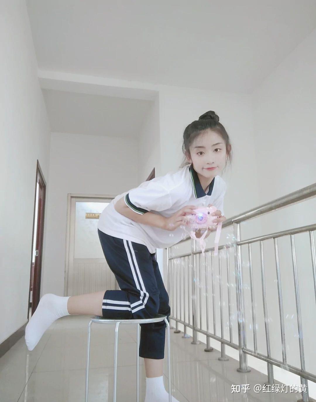 为什么女生的白袜子穿不脏