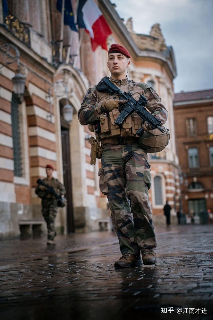 法国士兵在巡逻的照片