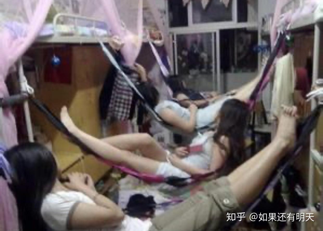 女生宿舍是否只会穿着条内衣内裤到处走呢? - 知乎