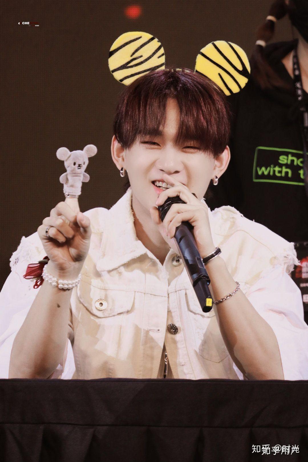 新手壶妹想求r1se的各种表情包帅照