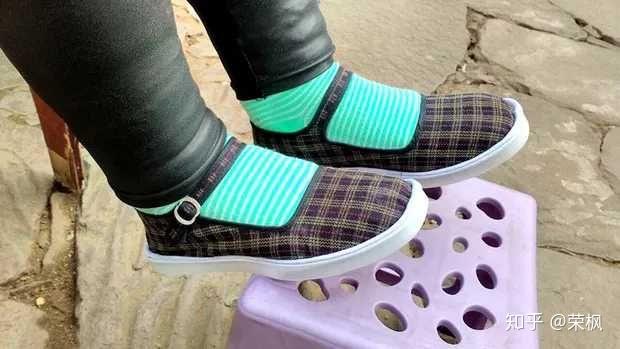 为什么男人爱看女人穿的黑平绒一带高跟布鞋