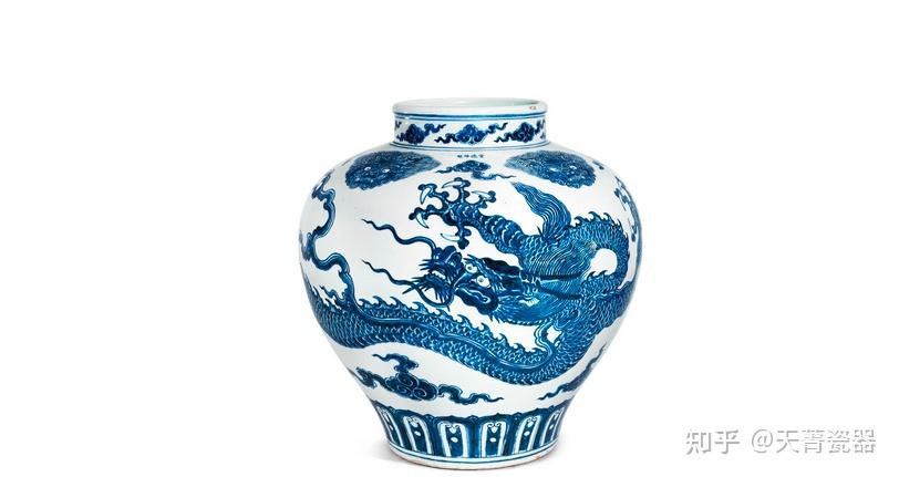 中国景徳鎮。大明成化底款，年代不明(清晚期 缠蓮枝双喜撇口瓶？ ) 。緣起物。 天菁瓷器：最高2.8亿的传世珍宝！！盘点拍卖场TOP30的景德镇明清