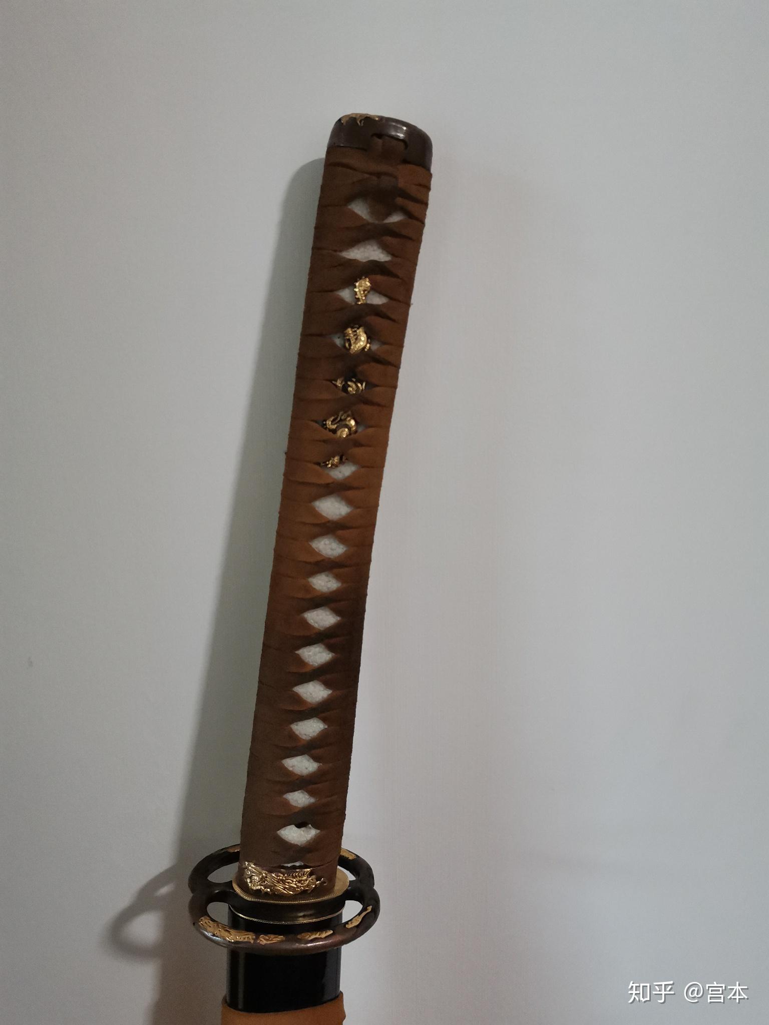 武士刀挥刀时柄卷总往下滑怎么办,是我绑松了吗,总不能在柄卷下面贴上