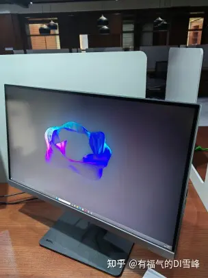 显示器一开机就五彩的什么原因_显示器色域范围_显示器尺寸选择