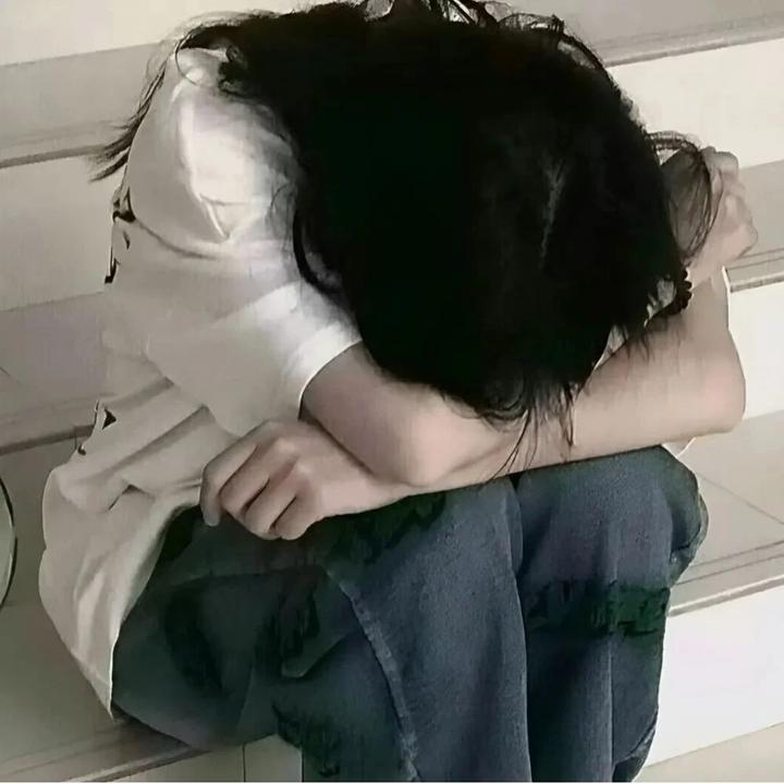 伤感头像:朦胧感丧系伤感女生头像