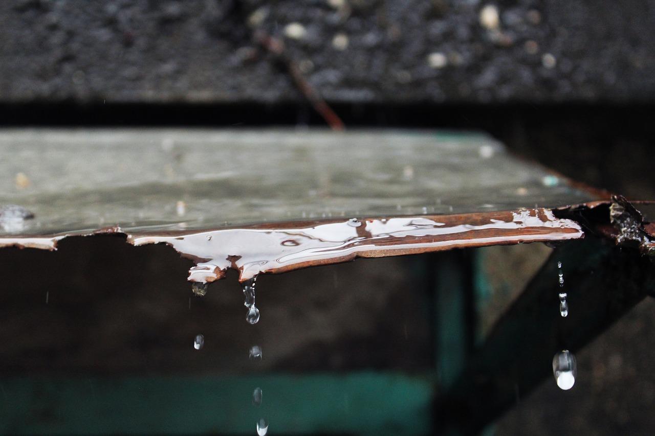 如何防止窗台雨水