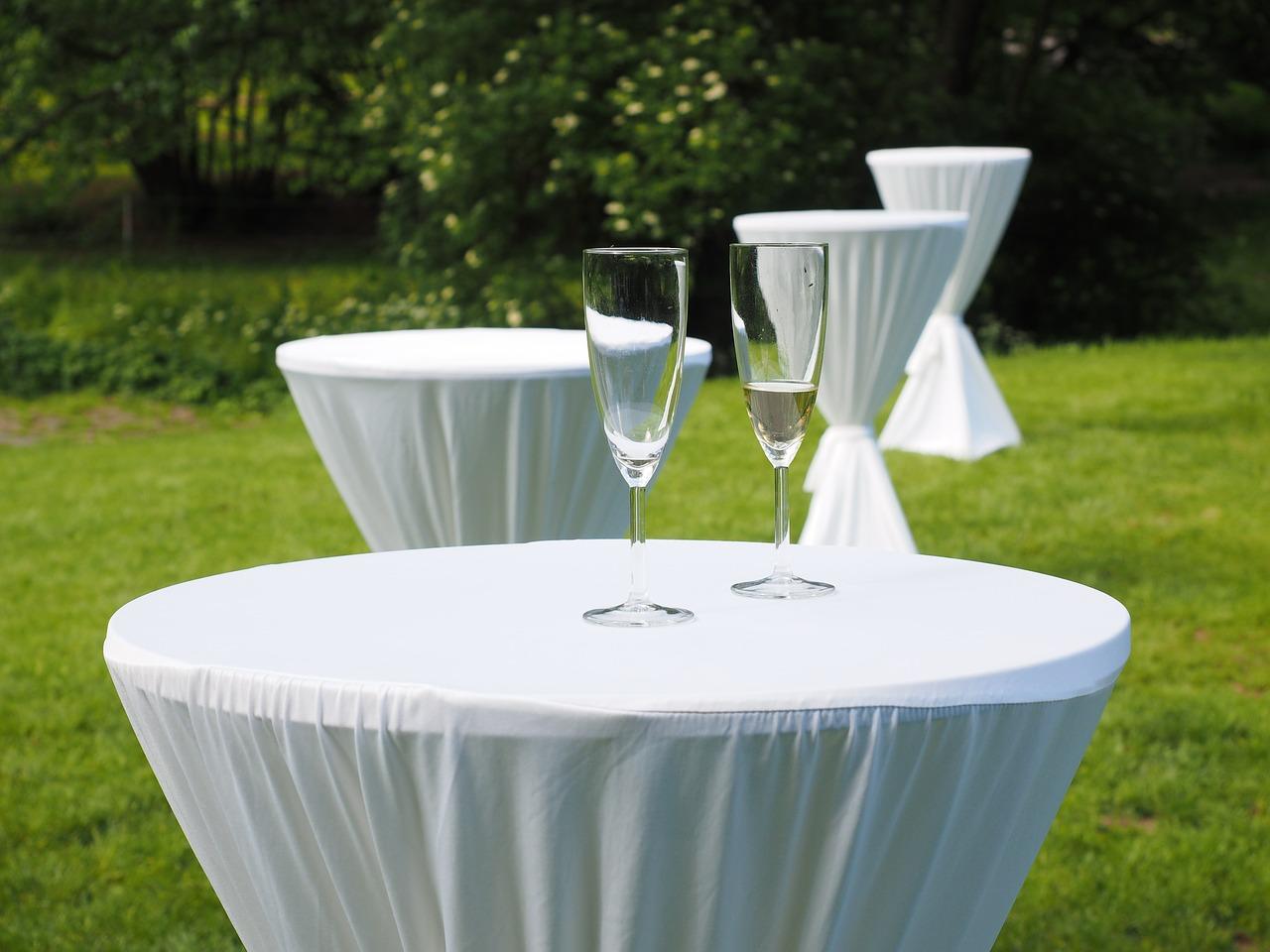 3. 亮色装饰点缀