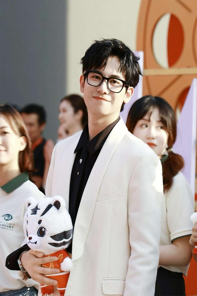 张子枫、胡先煦新片《穿过月亮的旅行》将演夫妻,你对该部剧有何期待?