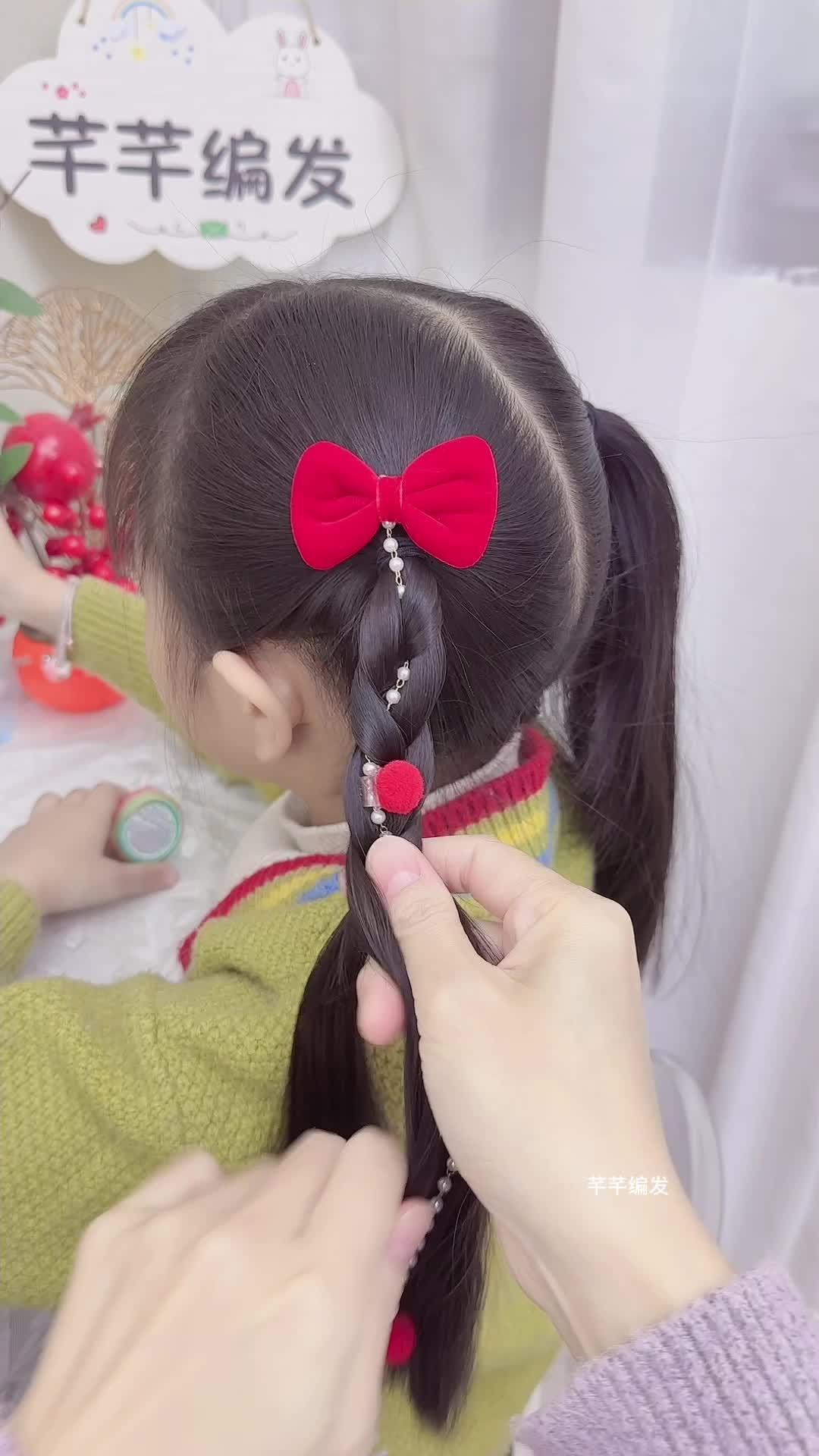 小女孩新年双马尾辫发型