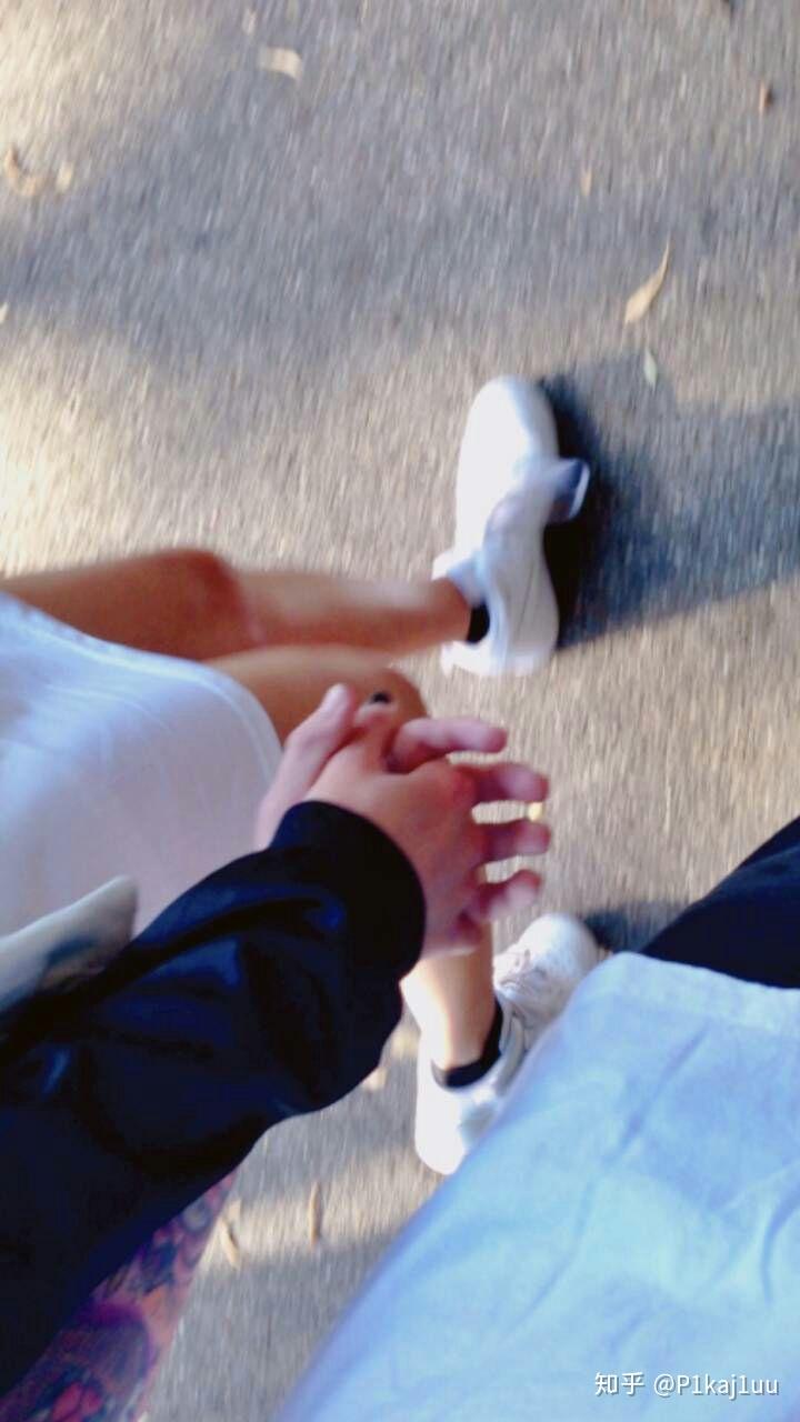 有没有情侣手牵手的照片,只要手的,走在街上的那种?谢谢? - 知乎