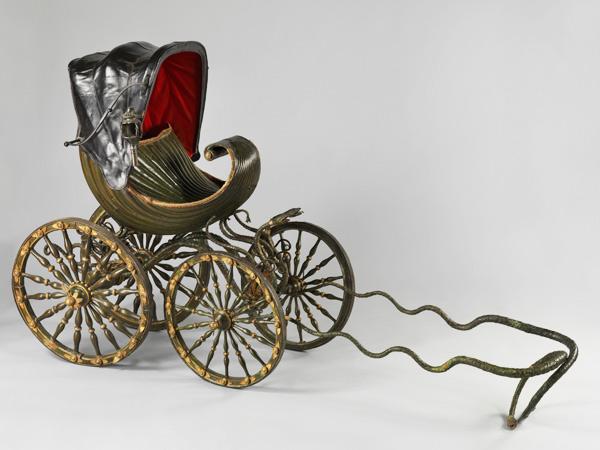 18世纪的婴儿车上为何有蛇的图形？婴儿车经历几代的变迁才到现在的样子？