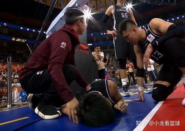 如何看待丛明晨在防守赵睿时摔倒受伤这一事件赵睿到底有没有责任