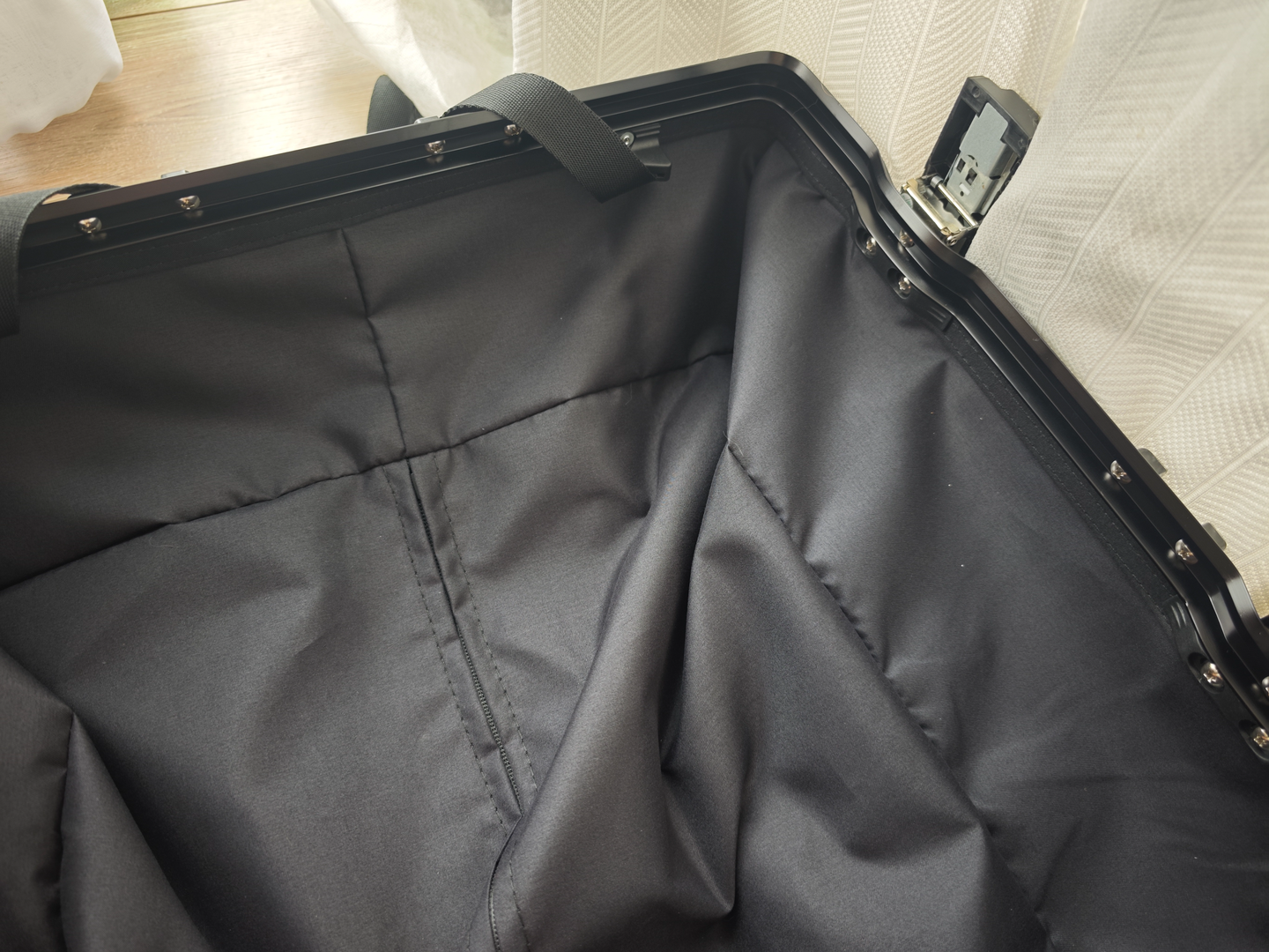 GaKior非时尚6防行李箱测评：200KG承重+4层进口科思创，出行首选