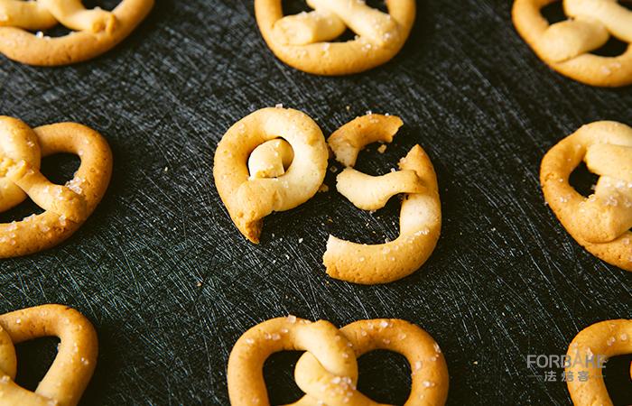 德国结小饼干香甜酥脆还可以做蛋糕装饰哦