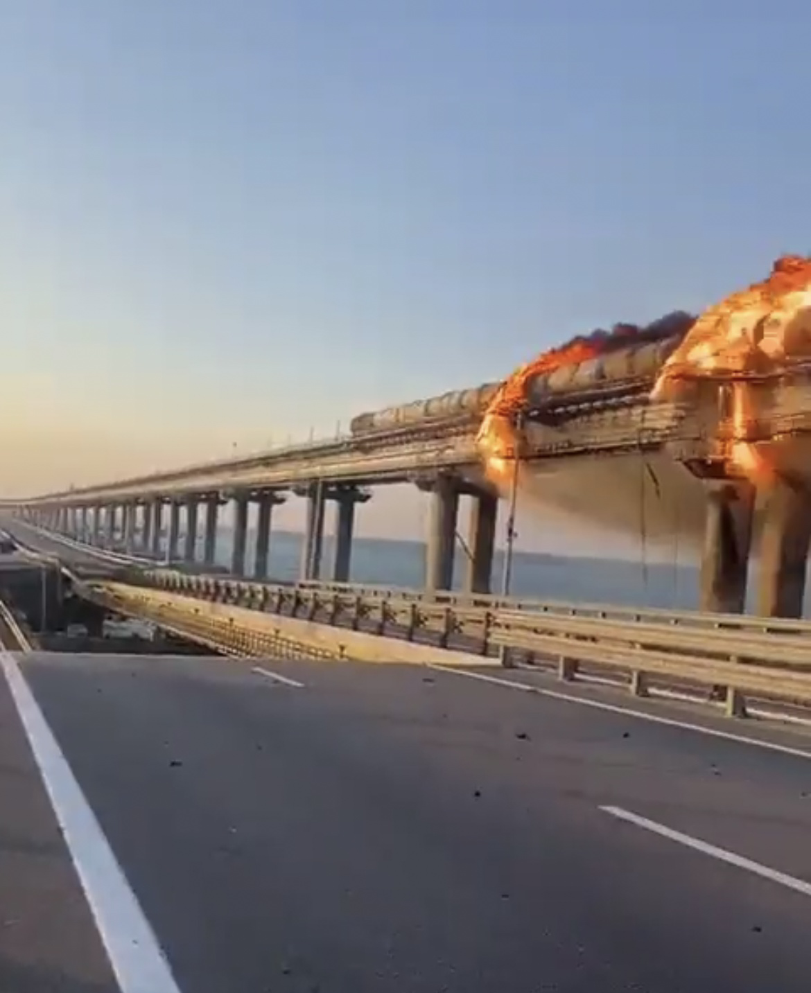 克里米亚大桥发生火灾,目前情况如何?哪些信息值得关注?