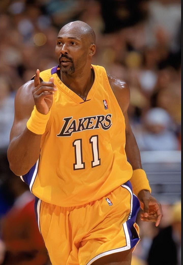 38岁仍砍下三双,詹姆斯成为历史上拿到三双第三老的球员,前两位是谁