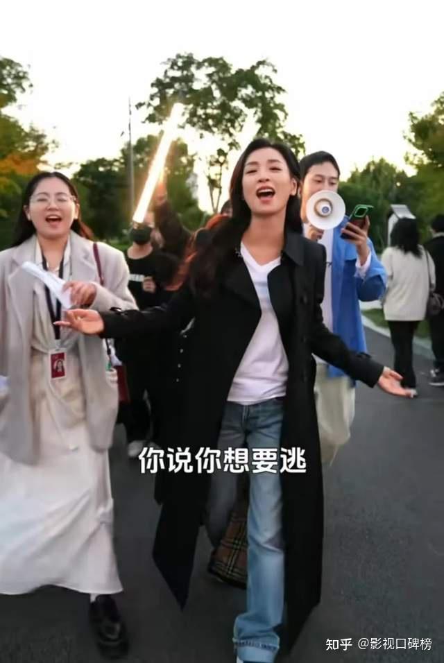 张庭夫妇在"传销案"后复出,直播崩溃大哭,7小时带货267万嫌少