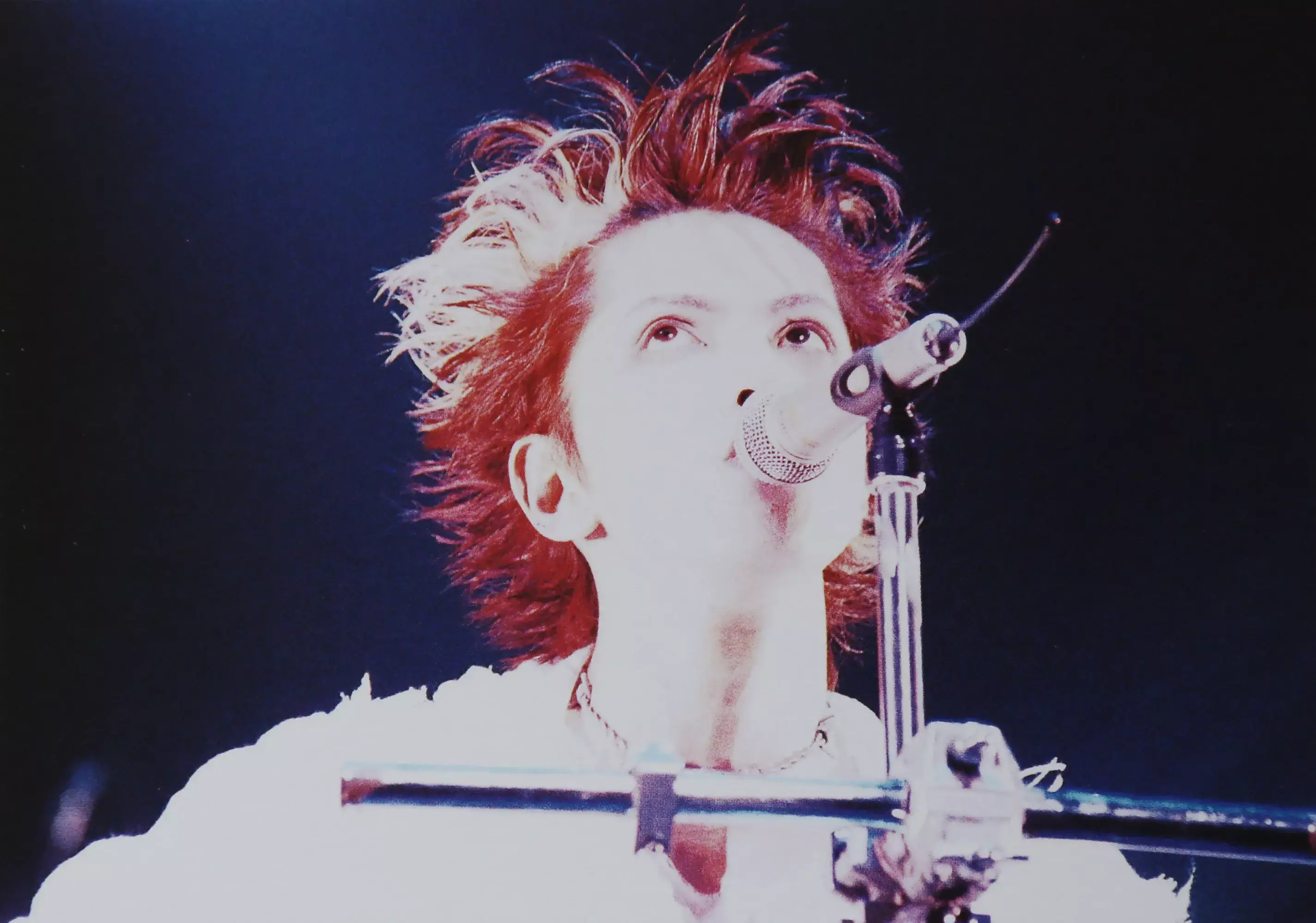 如何评价彩虹乐队主唱hyde的颜?