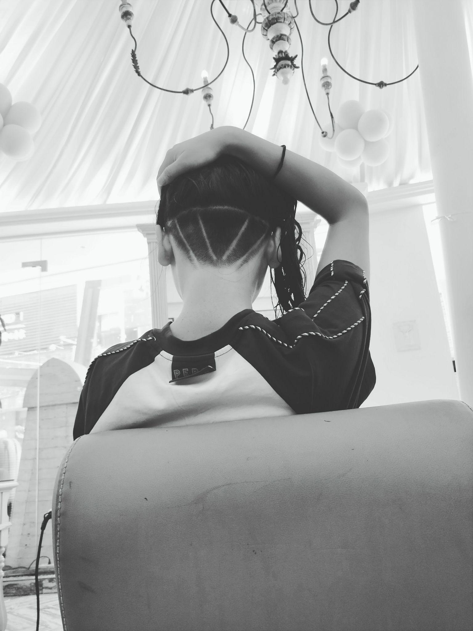 剃半头的女生怎么把头发留起来的