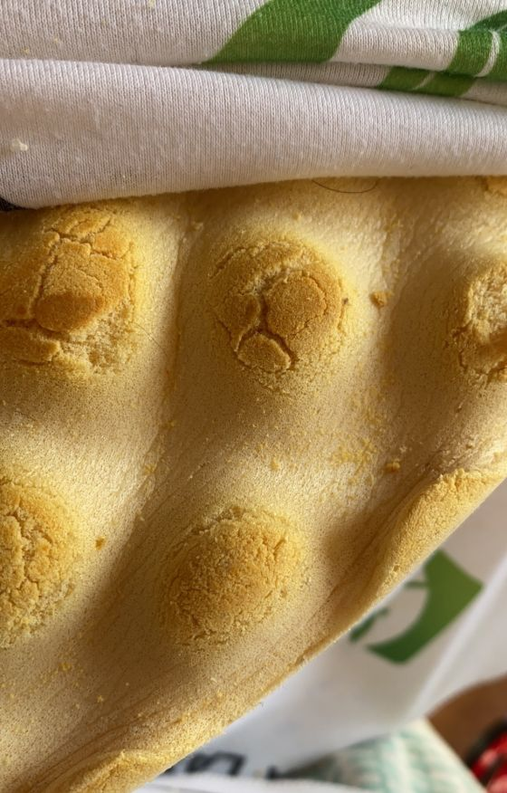 为什么泰国带回来的乳胶枕芯发黄硬化而且掉渣